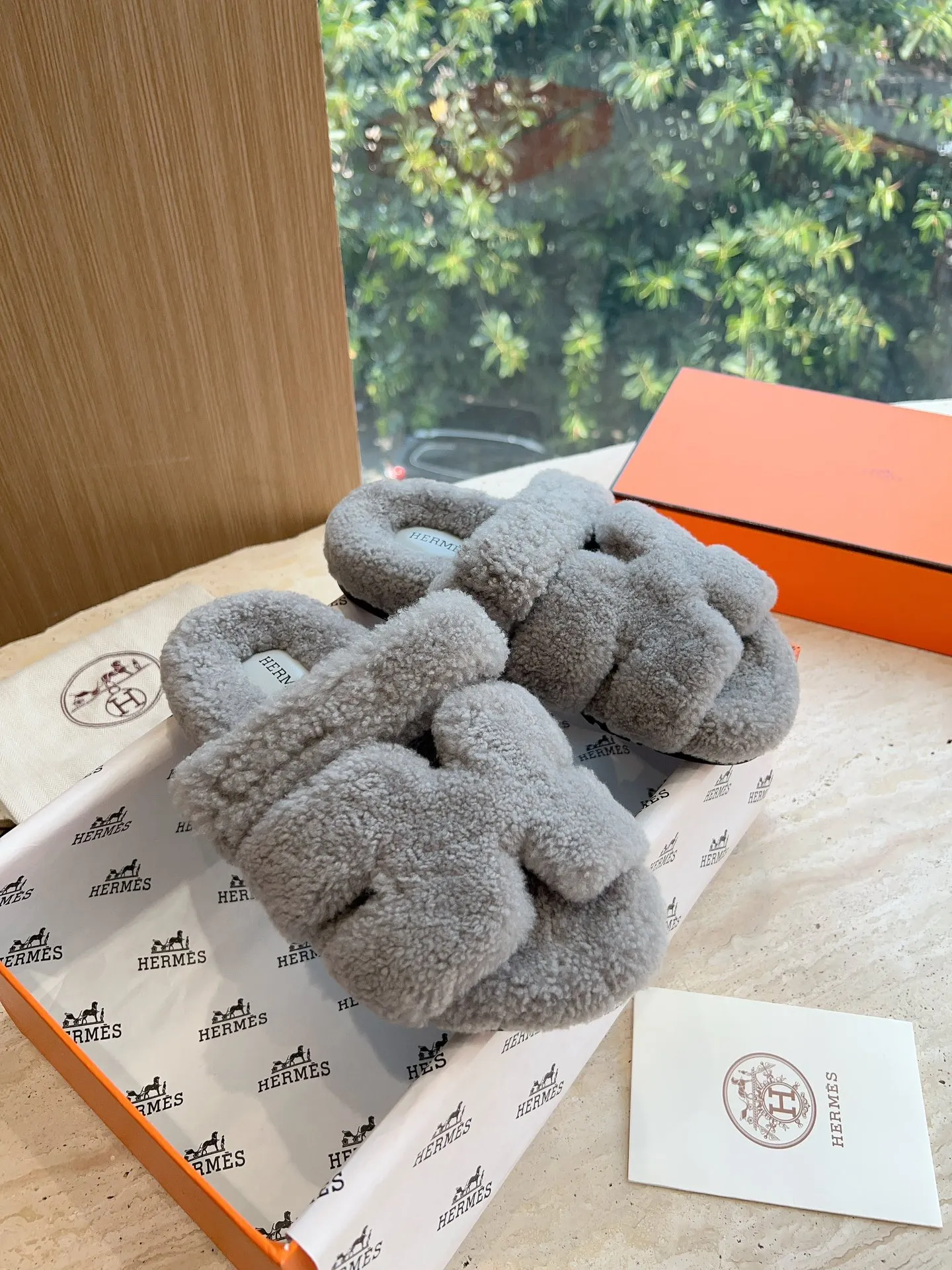 👟👟Ex-factory price 500👟👟 (Top version) Hermes Hermès Second Uncle Fur Slippers Can be made without standard: [Note: No standard needs to be customized] In 2024, the official website and Xiaohongshu will synchronize the latest color matching Hermès hot models, upgraded workmanship, high quality! Fashionable small wool H-slip autumn and winter style flat-soled wool mop. Fabric: Imported lamb's roll real wool. Lining: Imported lamb's roll real wool. Outsole: Genuine leather outsole. Size: 35-43, [Note: 41, 42, 43 customized]